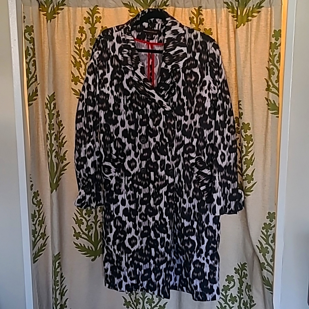 Large Dana Buchman black and white leopard-like print spring trenchcoat